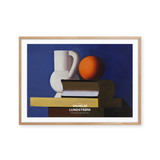 Arrangement mit weißem Krug, Orange und Buch