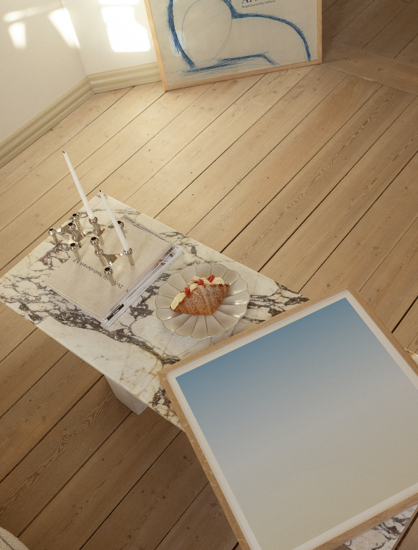Blaue Kunstposter im Wohnzimmer